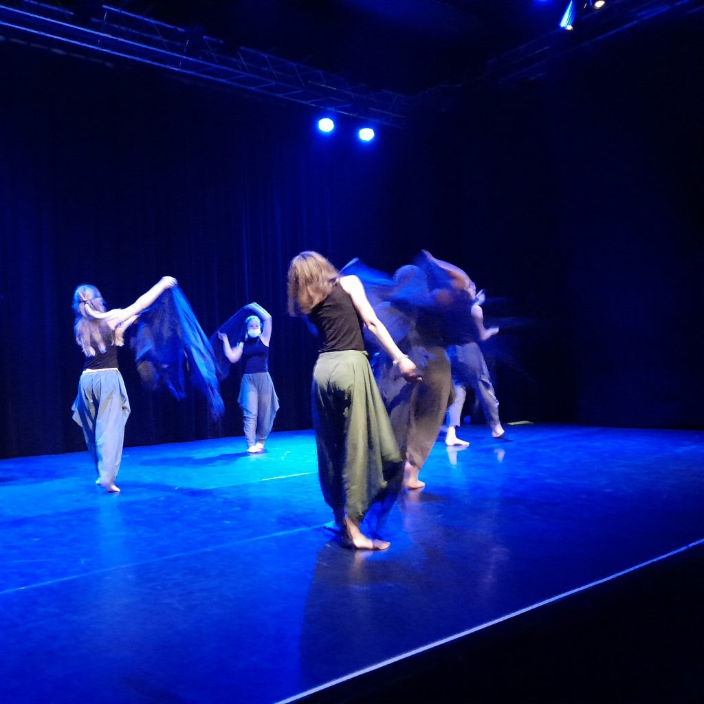 Cours de danse moderne contemporaine à la MJC du Chemin-Vert.